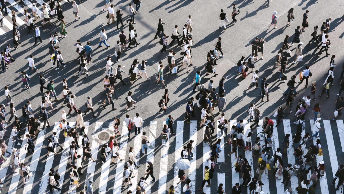 Viele verschiedene Menschen auf einer Kreuzung